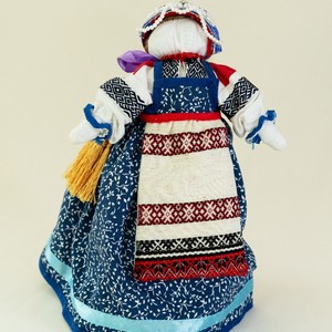Этническая славянская кукла в девичьем комплексе
